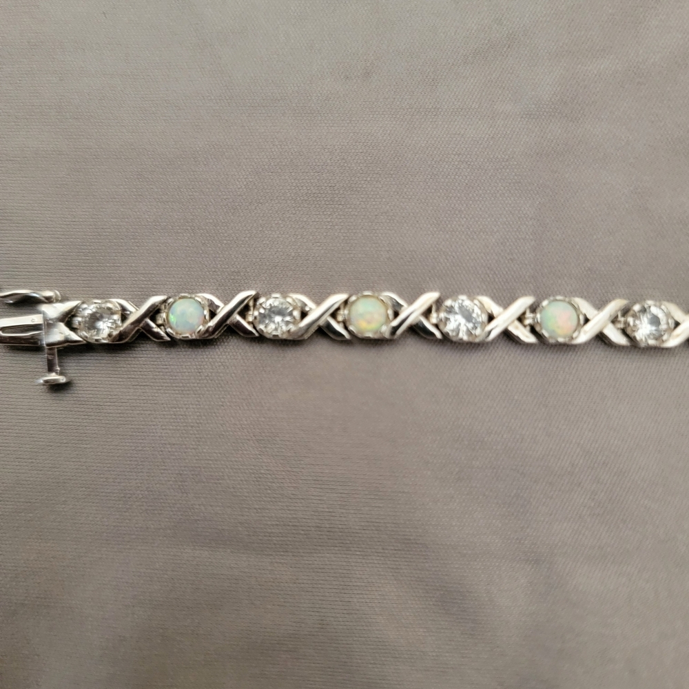 Elegant XOXO Bracelet - Picture 2 of 7